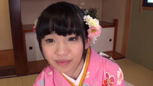 Трахает молодую красавицу японку в кимоно и кончает внутрь