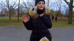 Eva Elfie делает минет в парке за деньги