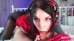 Стримерша решила набрать популярность минетом на камеру