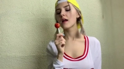 Eva Elfie после чупа-чупса делает шикарный минет