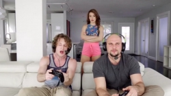 Эта девушка существует! Смогла отвлечь парней от игры