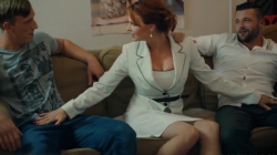 Рыжая мамашка даёт себя поиметь двум парням во все дырки