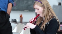 Студентка музыкального училища берёт несколько другие уроки