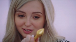 Сексапильная блондинка дает в попку начальнику на работе