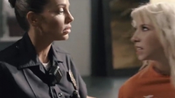 Офицер полиции задержала молодую вандалку и заставила трахаться с ней