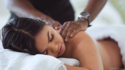 Азиатка пришла на сеанс массажа и заодно трахнулась с негром