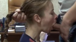 Мелкая студентка сосет член с наслаждением