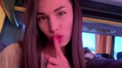 Рисковая девка сосёт парню в автобусе