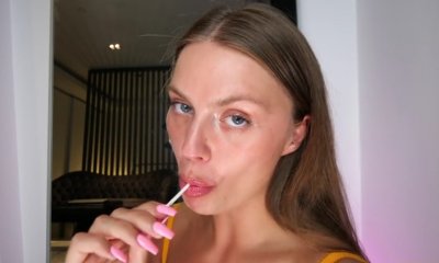 Сначала сосала чупа-чупс, а потом кое что побольше