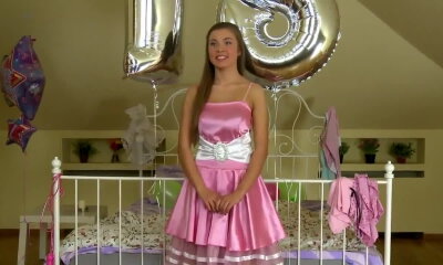 На день рождения девку трахнули толпой